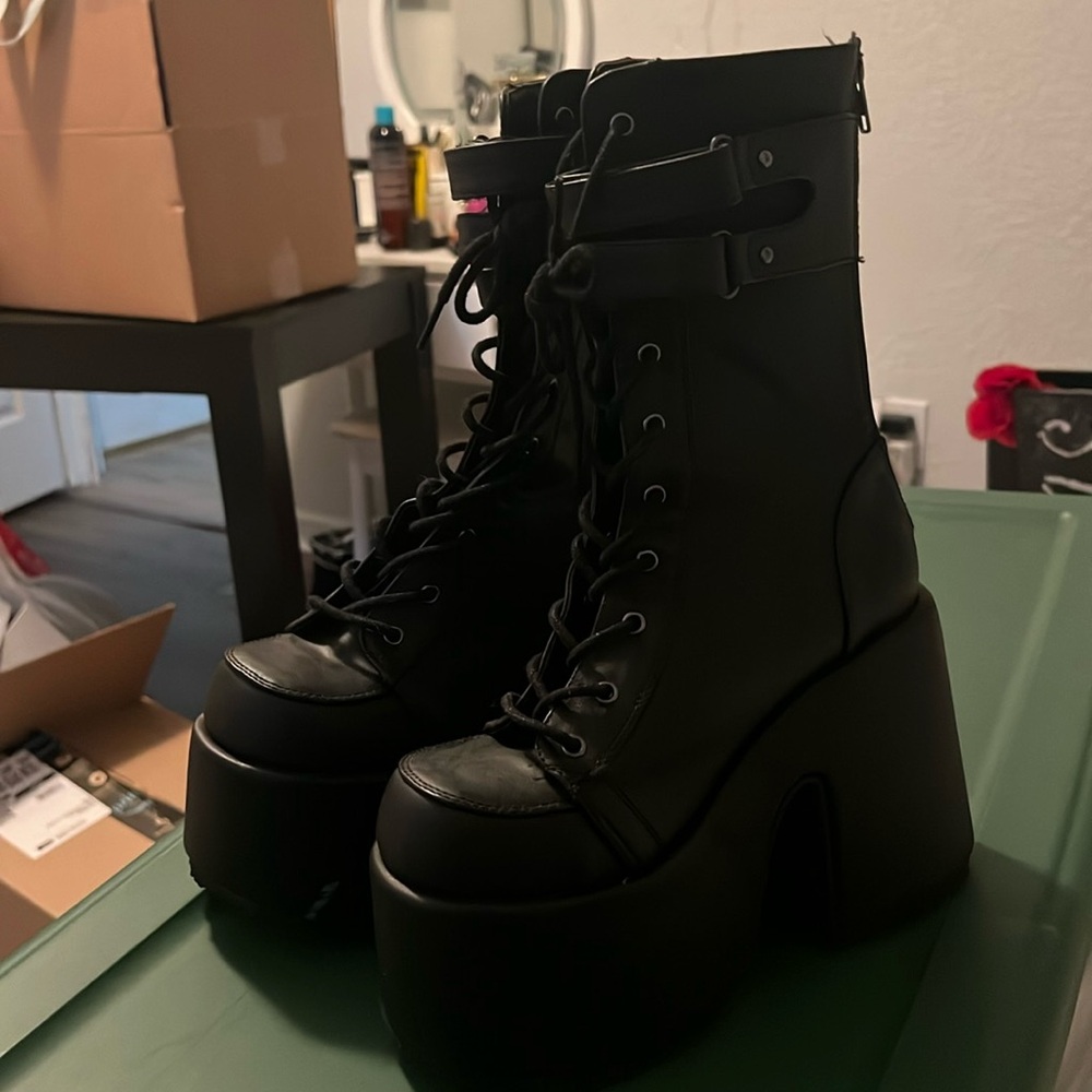 demonias boots
